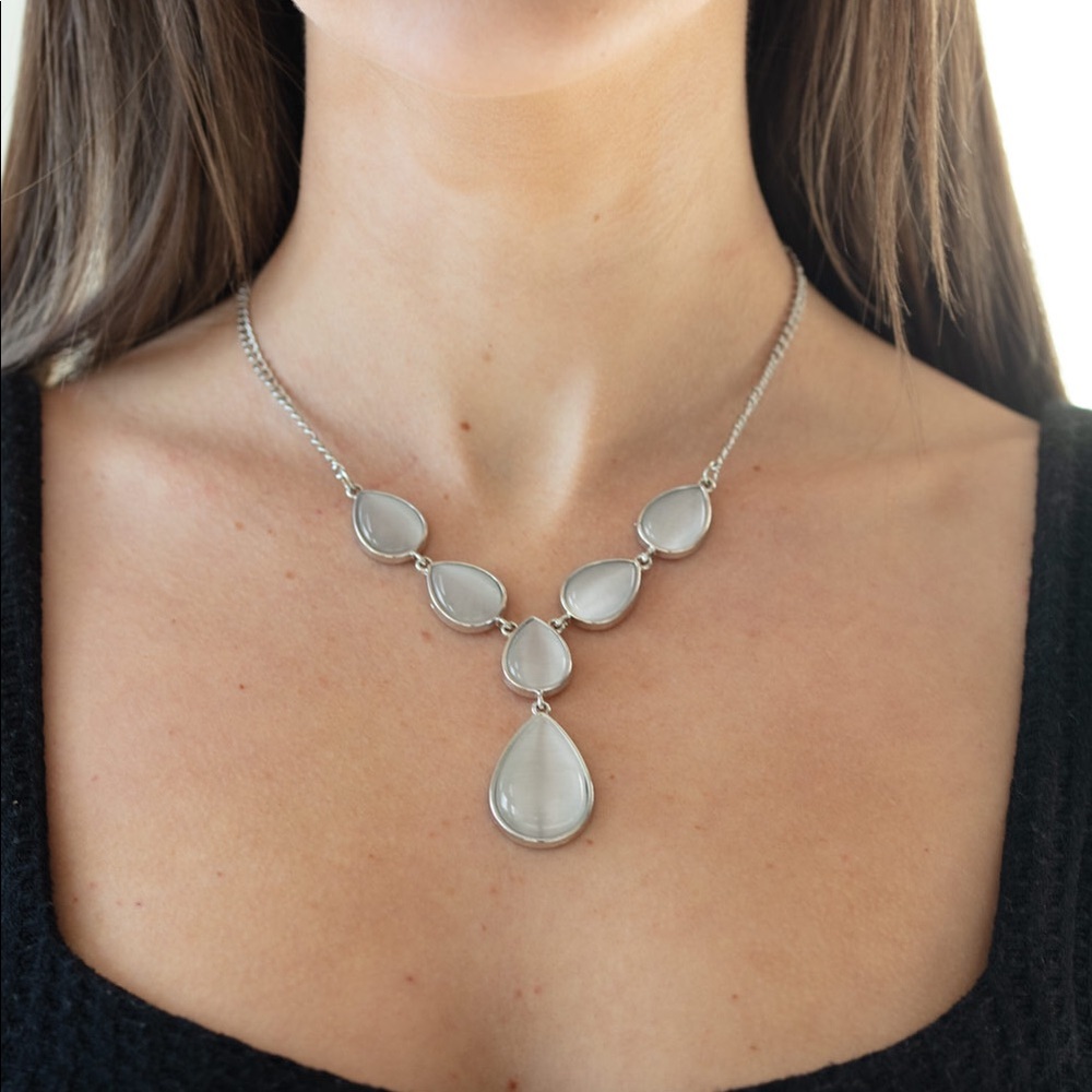 ❤️‍🔥5/$25❤️‍🔥 Dewy Decadence White Necklace